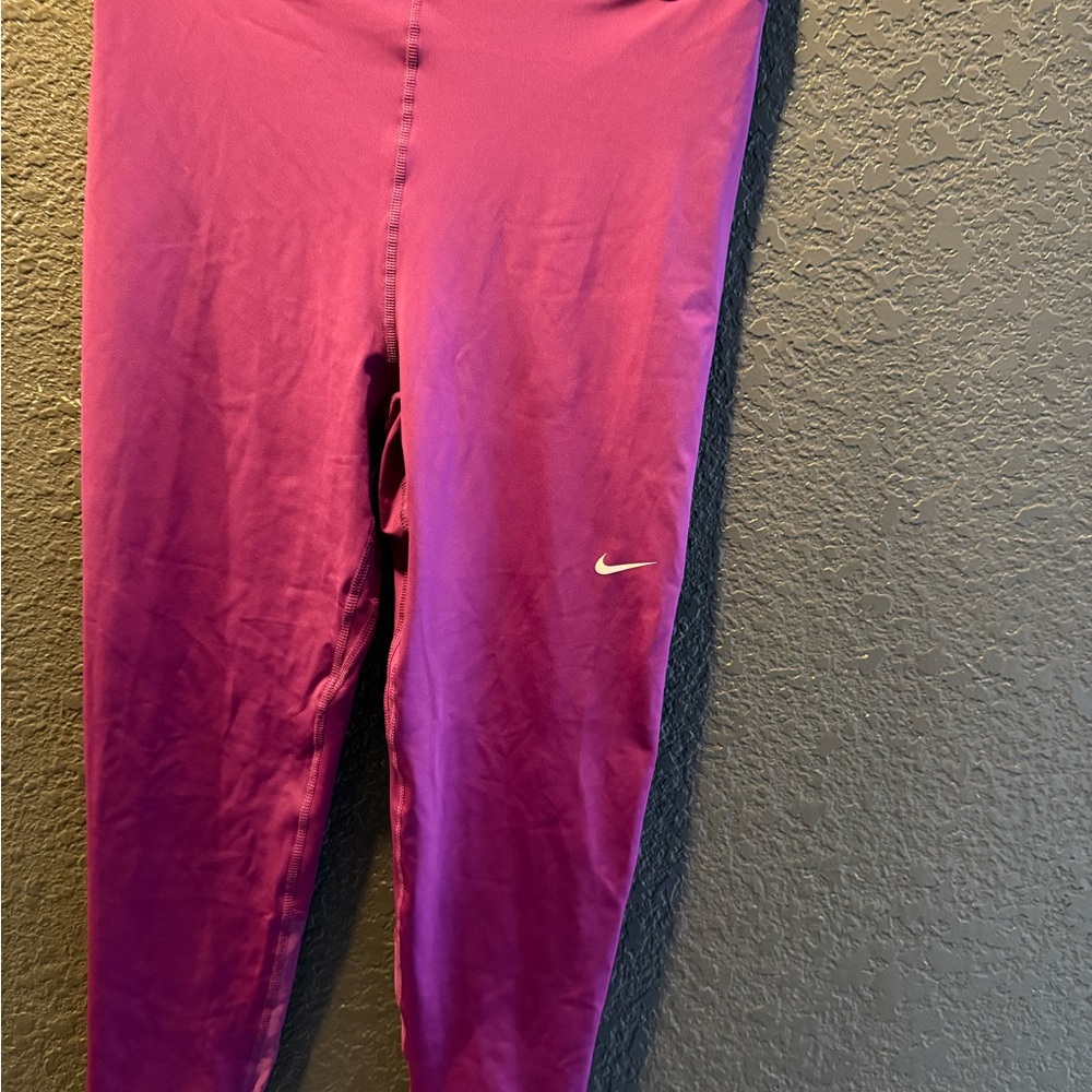 Nike Pro women’s Fuchsia Leggings
